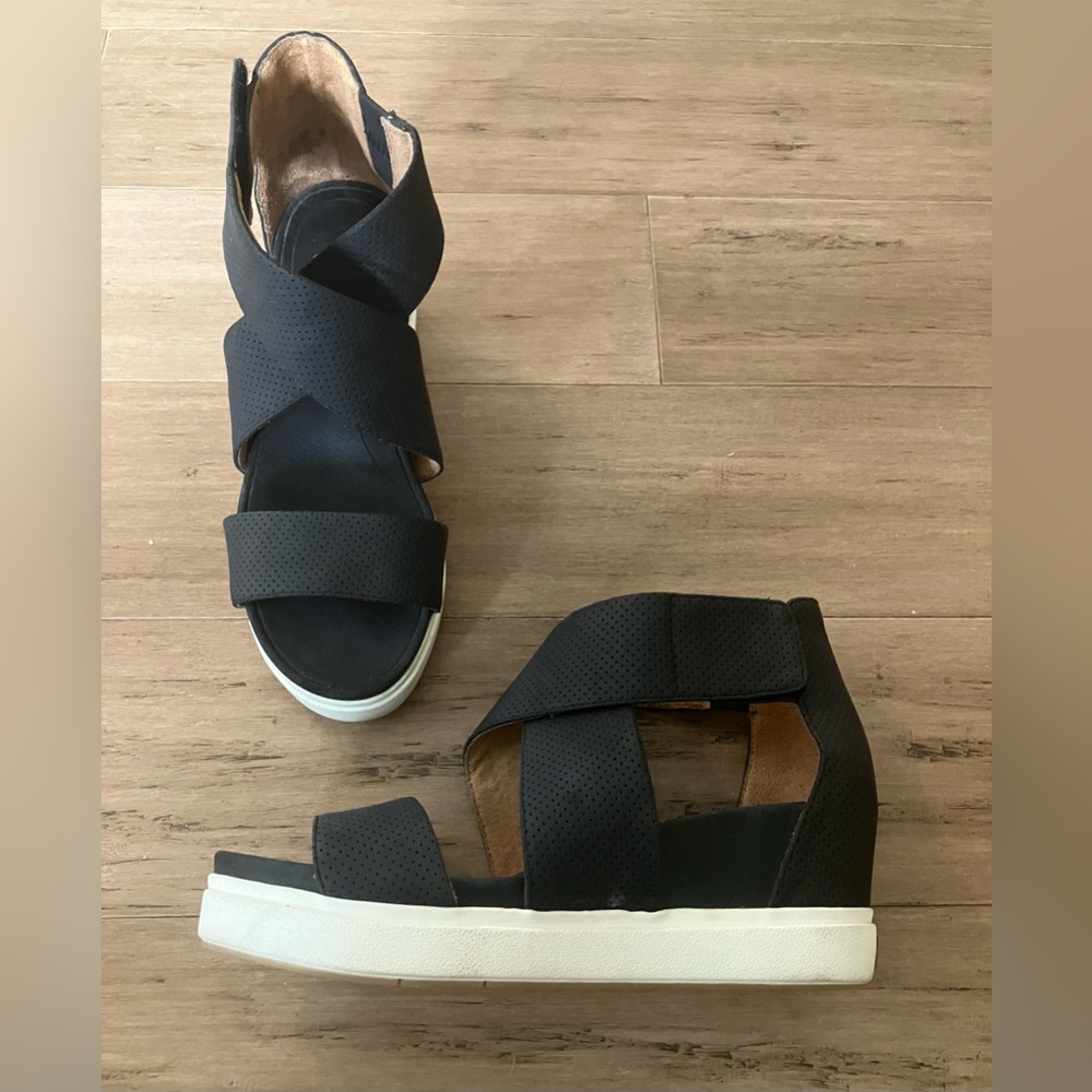 Dr. Scholl’s women Black ankle Strap Platform sandals. Size 8